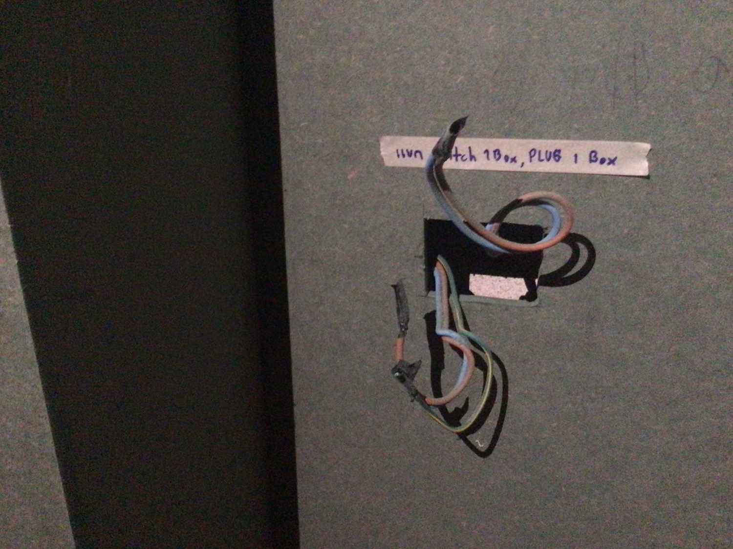 สายไฟโผล่มาจากบล็อคไฟในหน้างานติดตั้งจริง เห็นสาย Neutral ที่เตรียมไว้