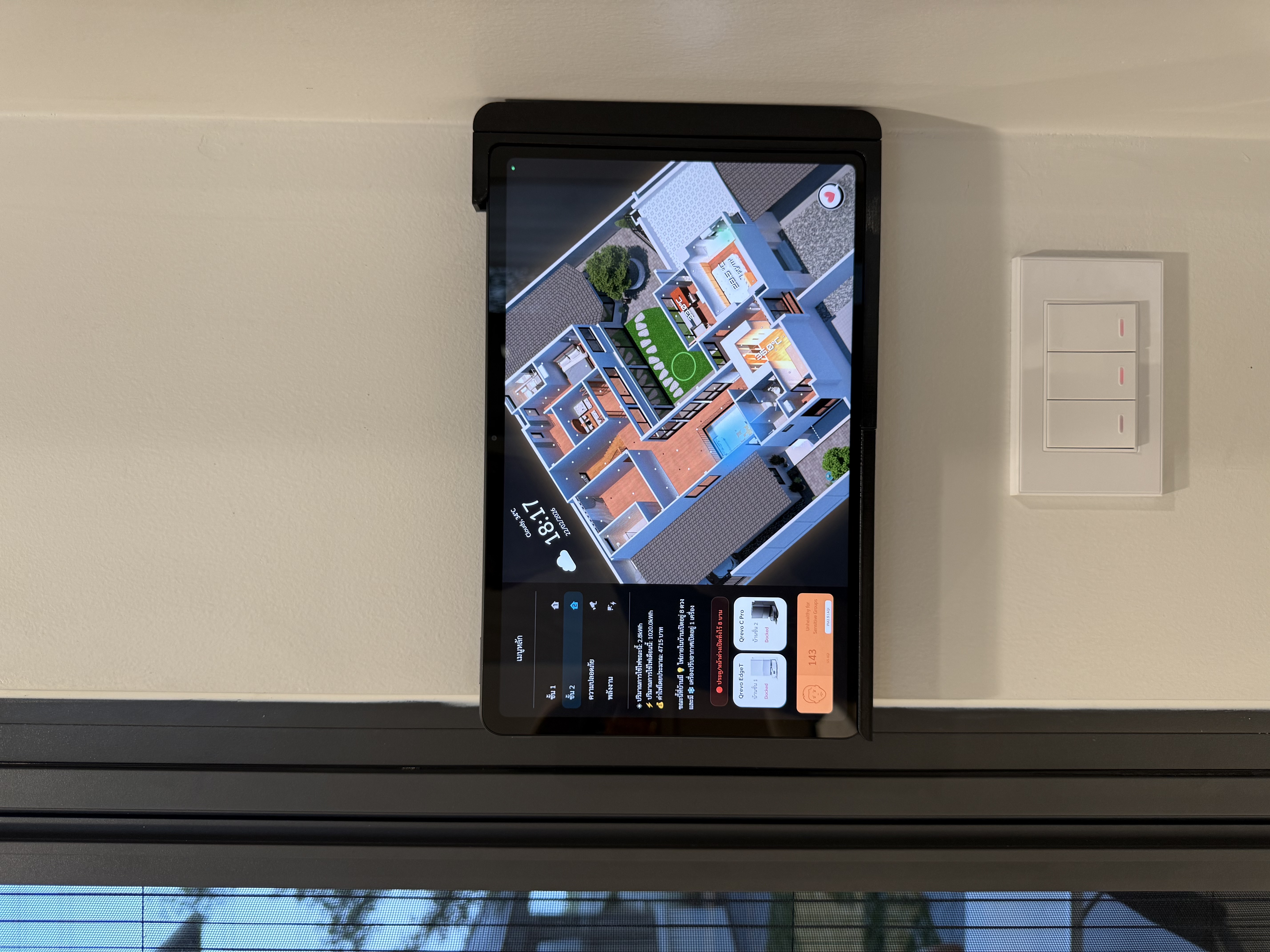 หน้าจอ HomeDash PST ติดผนัง แสดง 3D Floorplan บ้านจริง