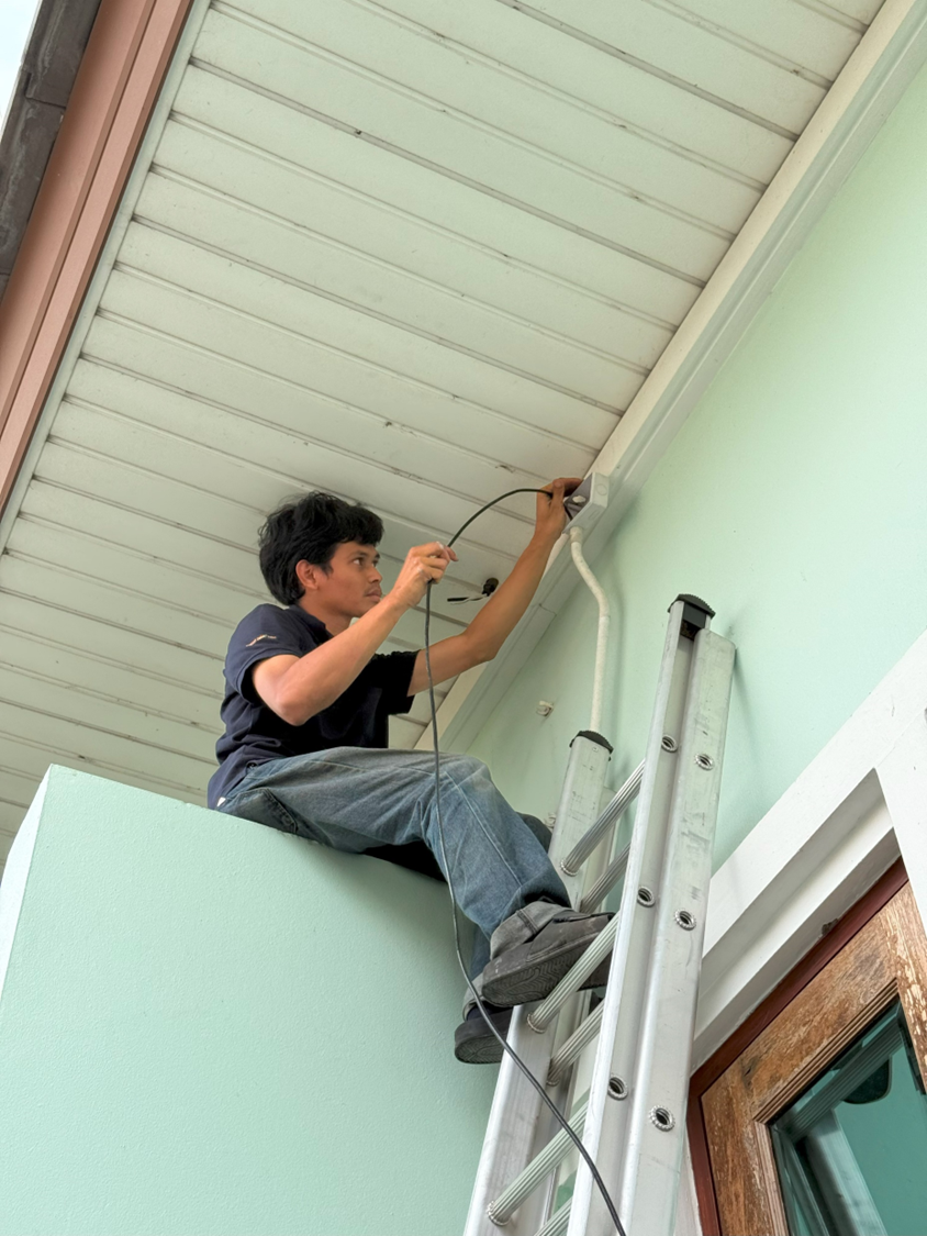 ช่าง PST กำลังติดตั้งกล้องวงจรปิด