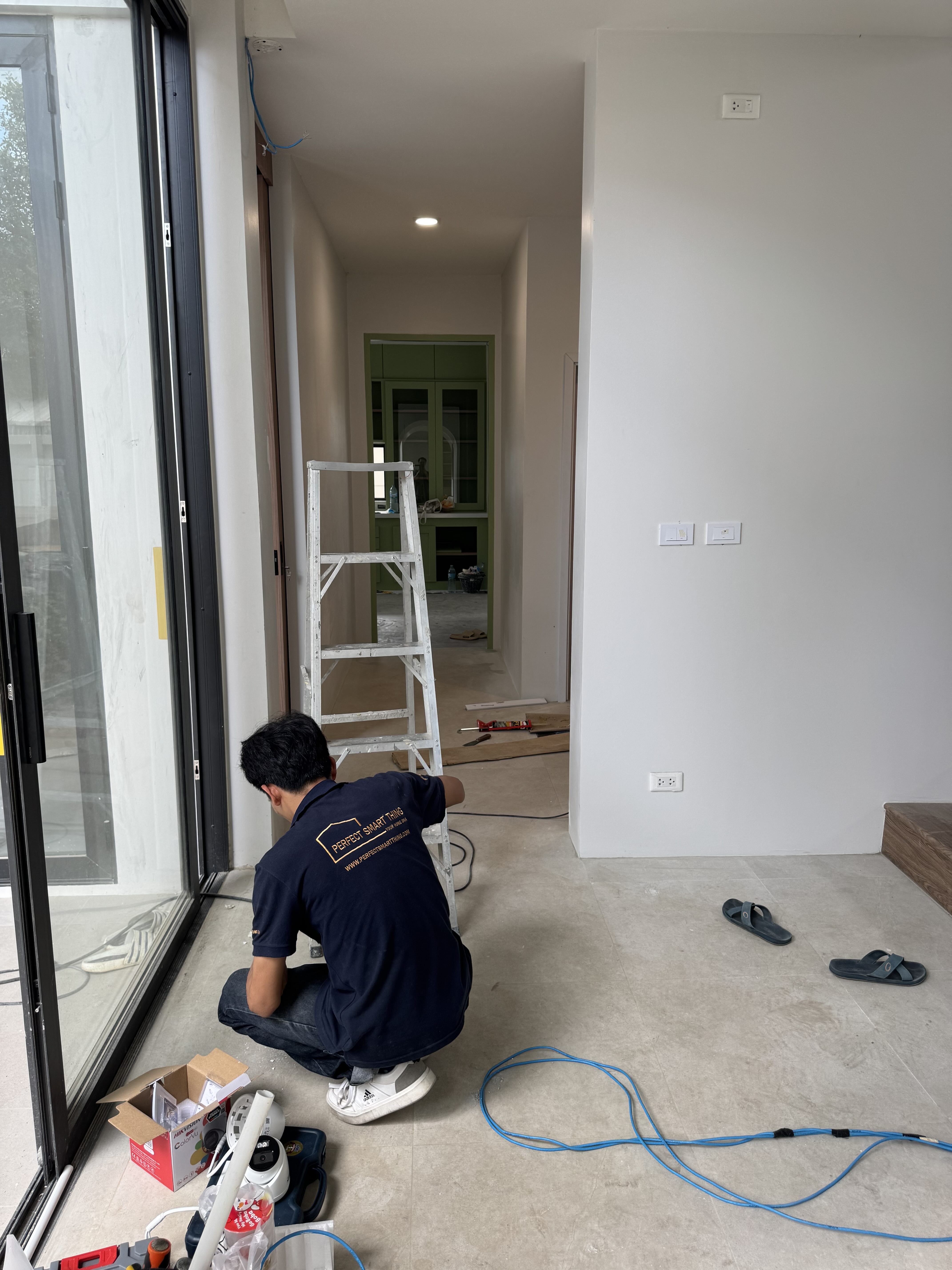 ช่าง PST กำลังดูแบบเพื่อทำงานติดตั้ง มีบันไดปืนอยู่ด้านหลัง